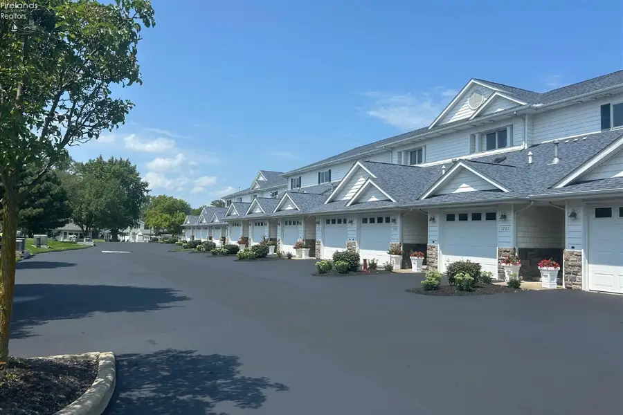 1187 W Lakeshore Drive, Port Clinton, OH 43452 - #3
