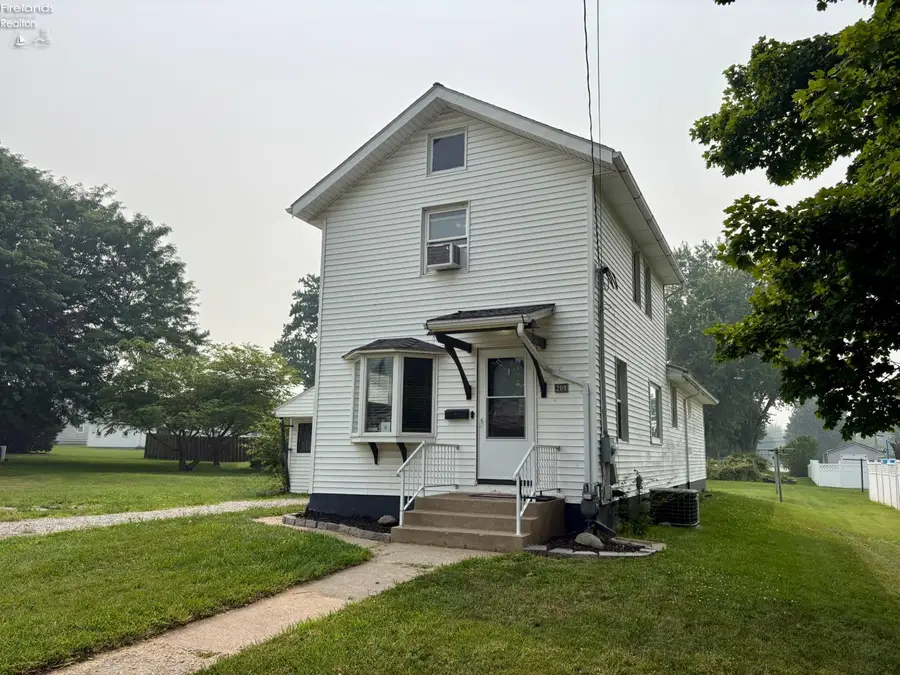 208 Lawrence Street, Bellevue, OH 44811 - #2