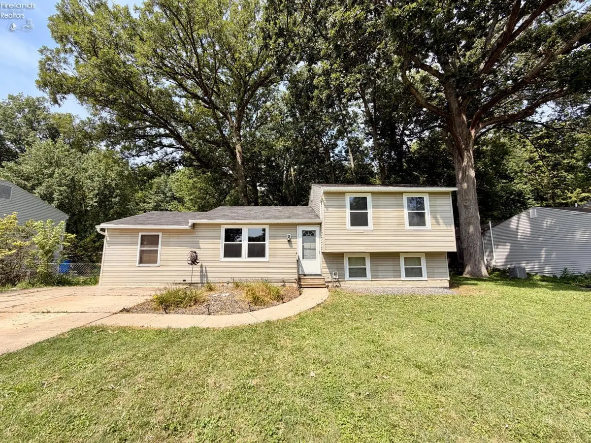 2250 Woodmont Drive, Fremont, OH 43420 - #1