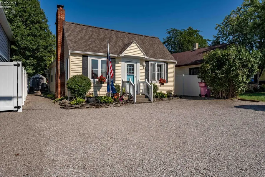 229 N Sackett Road, Marblehead, OH 43440 - #2