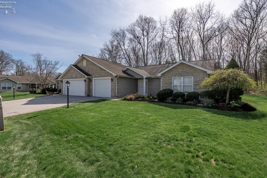 590 N Vineyard Circle, Port Clinton, OH 43452 - #2