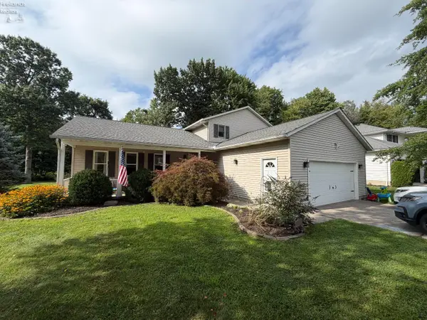 876 Moss Canyon Drive, Amherst, OH 44001