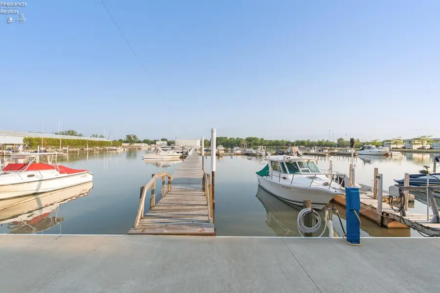 503 W Lakeshore Drive #A4, Port Clinton, OH 43452 - #3