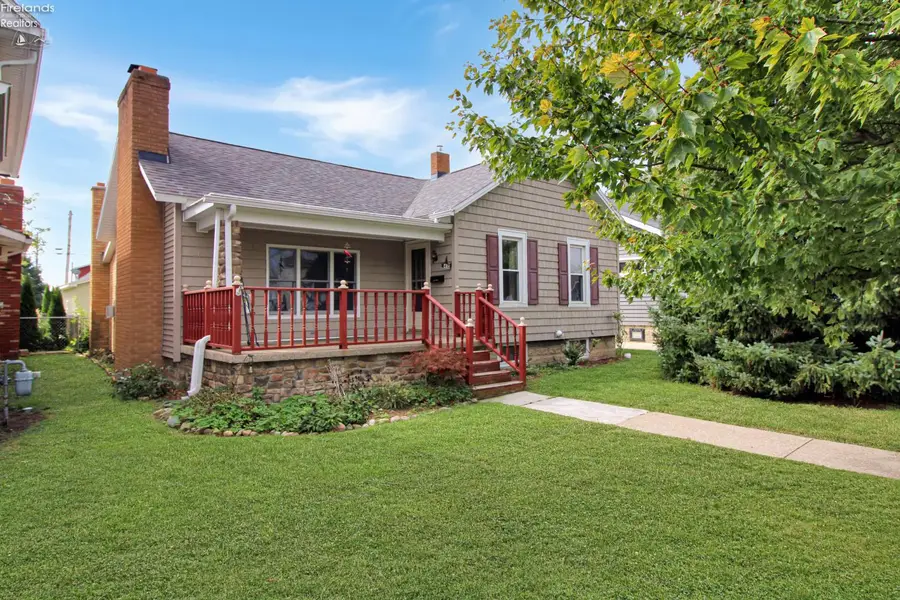 410 E 6th Street, Port Clinton, OH 43452 - #2