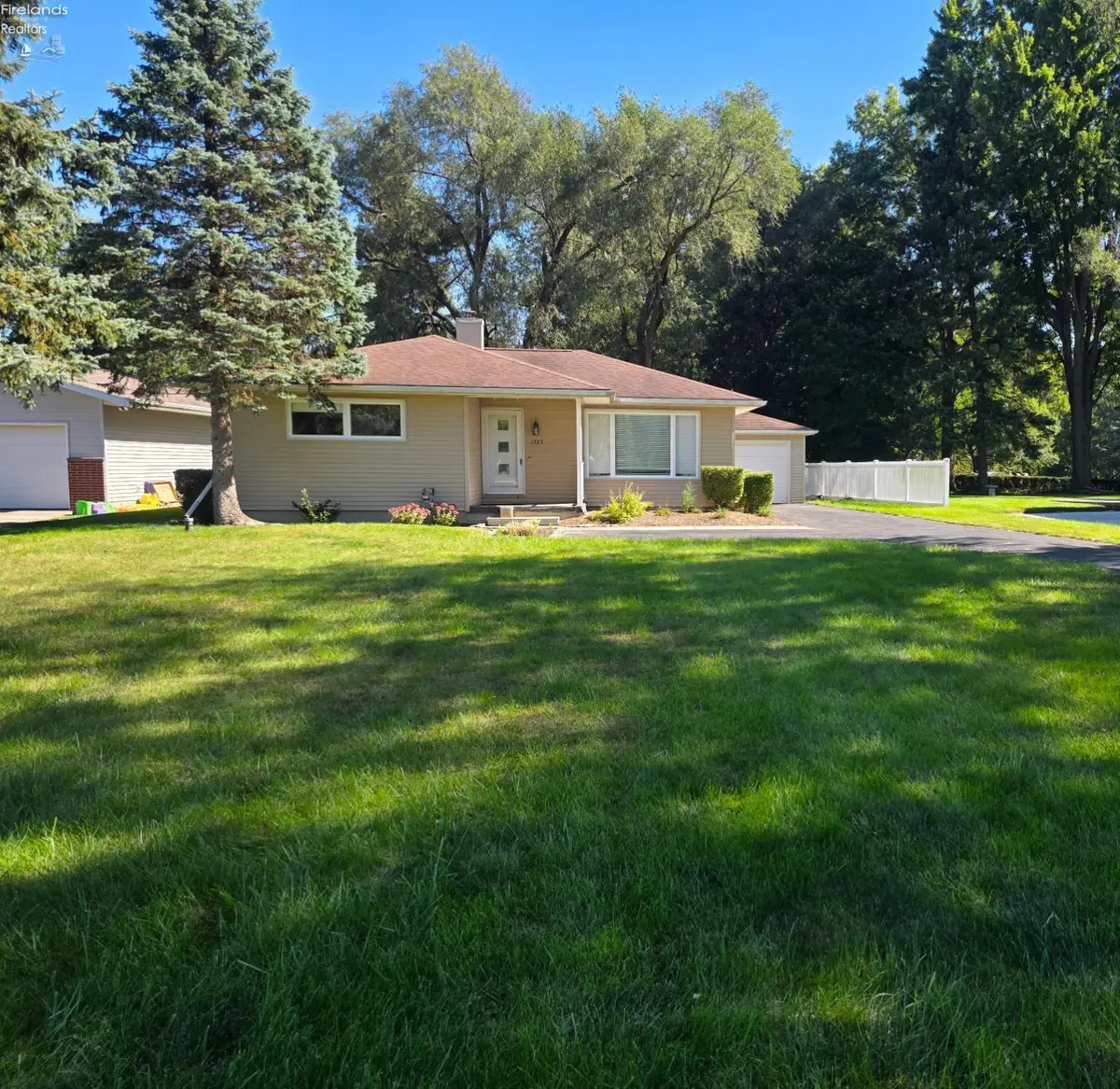 1725 Port Clinton Rd, Fremont, OH 43420 - #1