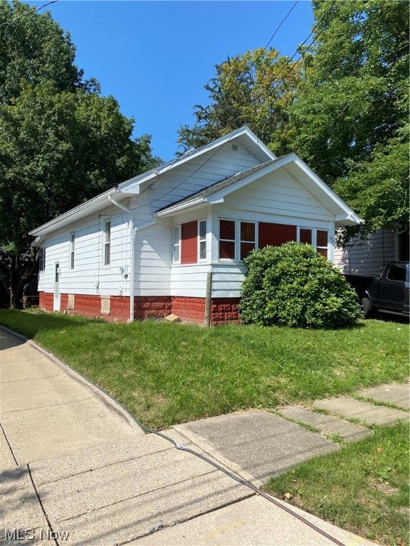 877 Iona Avenue, Akron, OH 44314 ERA