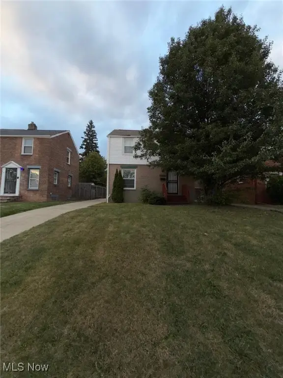 17511 Throckley Avenue, Cleveland, OH 44128 - Image #2