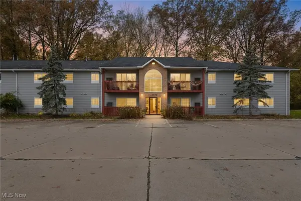 27097 Oakwood Circle #208Z, Olmsted Twp, OH 44138