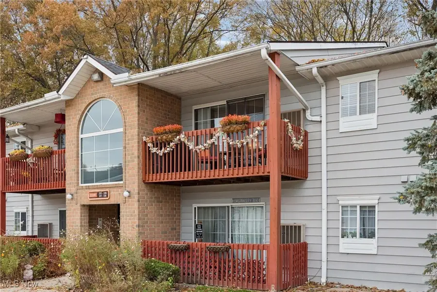 27097 Oakwood Circle #208Z, Olmsted Township, OH 44138 - Image #2