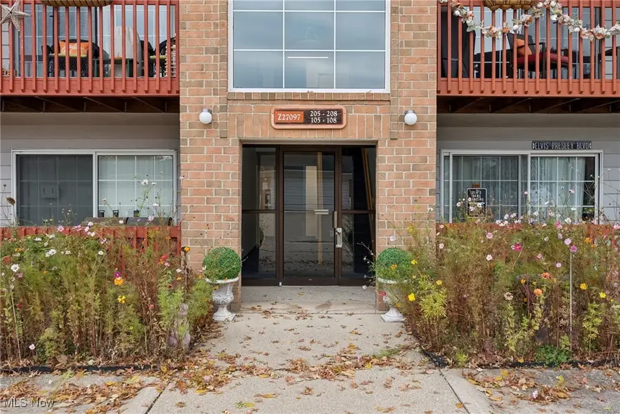 27097 Oakwood Circle #208Z, Olmsted Township, OH 44138 - Image #3