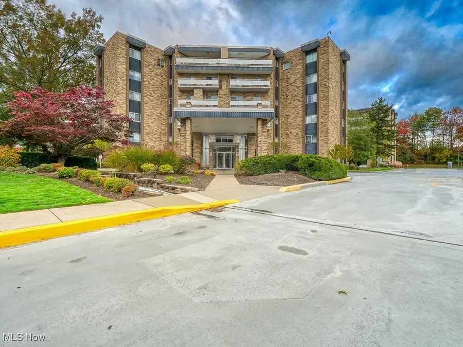 2112 Acacia Park Drive #319, Lyndhurst, OH 44124 - Image #3