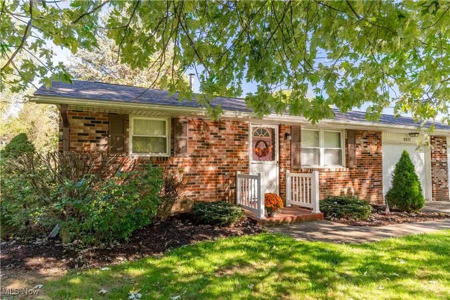 5415 Huckleberry Nw Street, North Canton, OH 44720 - Image #2