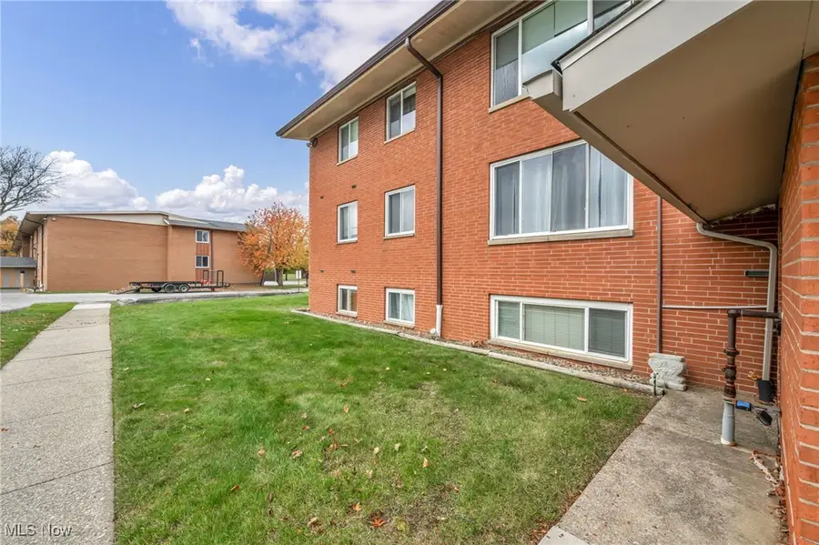 21999 River Oaks Drive #F3, Rocky River, OH 44116 - Image #2