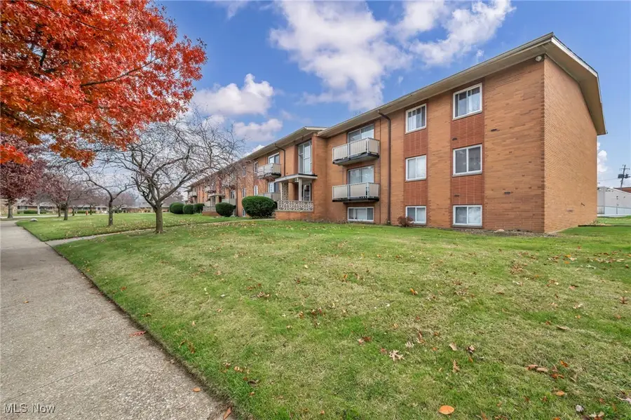 21999 River Oaks Drive #F3, Rocky River, OH 44116 - Image #3