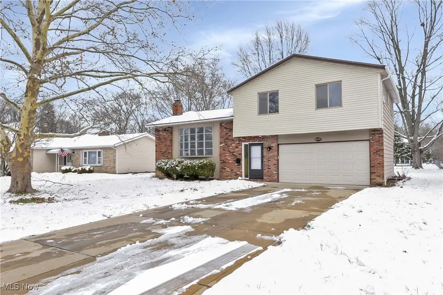 6979 Warrington Drive, North Olmsted, OH 44070 - Image #2