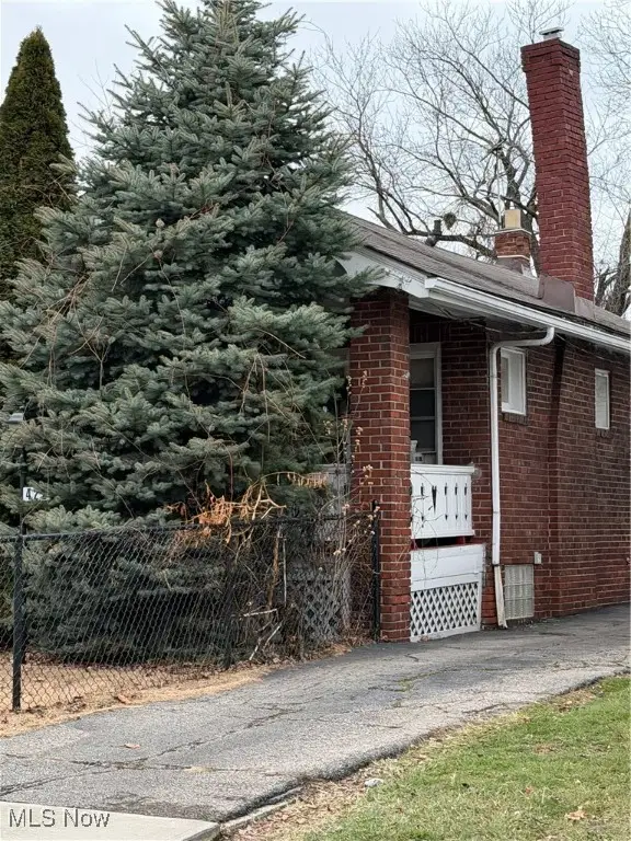422 E 147th, Cleveland, OH 44110 - #3