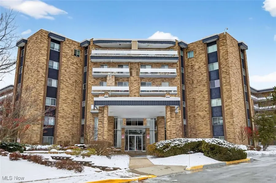 2112 Acacia Park Drive #619, Lyndhurst, OH 44124 - Image #2