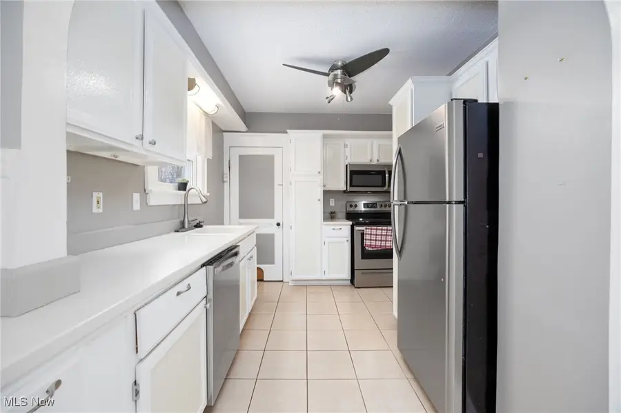 946 Falls Avenue, Cuyahoga Falls, OH 44221 - #3