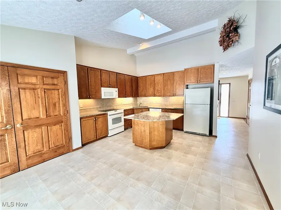 33162 Eagles Glen Court, North Ridgeville, OH 44039 - Image #2