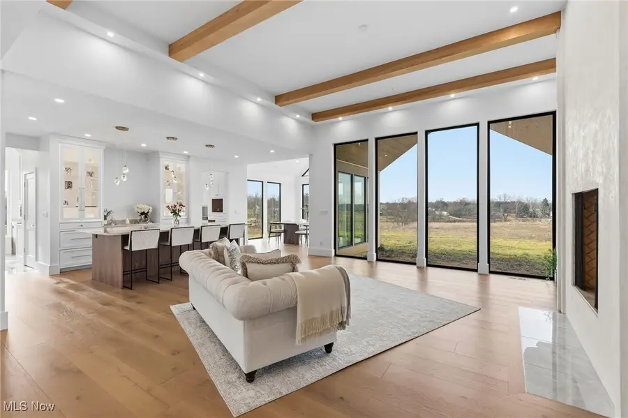 10311 Hunting Hills Ne Avenue, Hartville, OH 44632 - Image #3