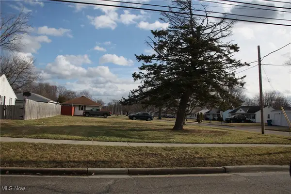 923 Lake Breeze Road, Sheffield Lake, OH 44054