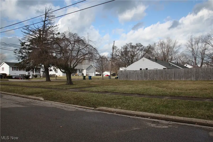 923 Lake Breeze Road, Sheffield Lake, OH 44054 - Image #3