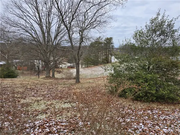 Meadow Lane Circle, Parkersburg, WV 26101