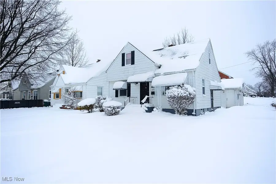 18717 Waterbury Avenue, Maple Heights, OH 44137 - #3