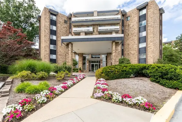 2112 Acacia Park Drive #209, Lyndhurst, OH 44124