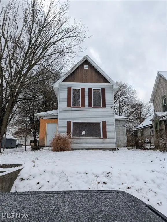 604 W 1st Street, Uhrichsville, OH 44683