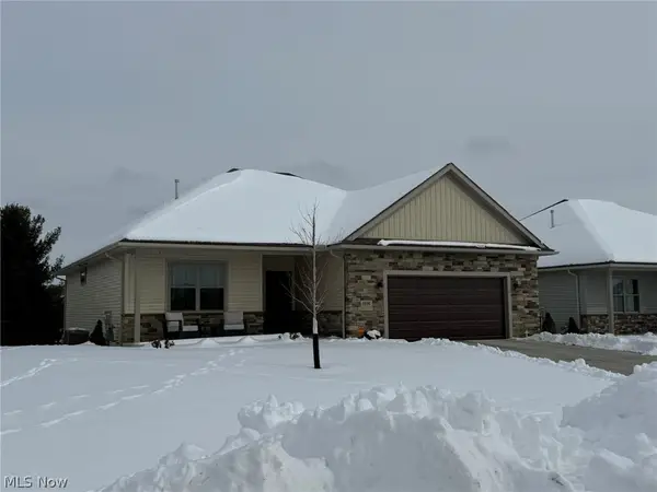 1196 Pinebluff Ne Drive, New Philadelphia, OH 44663