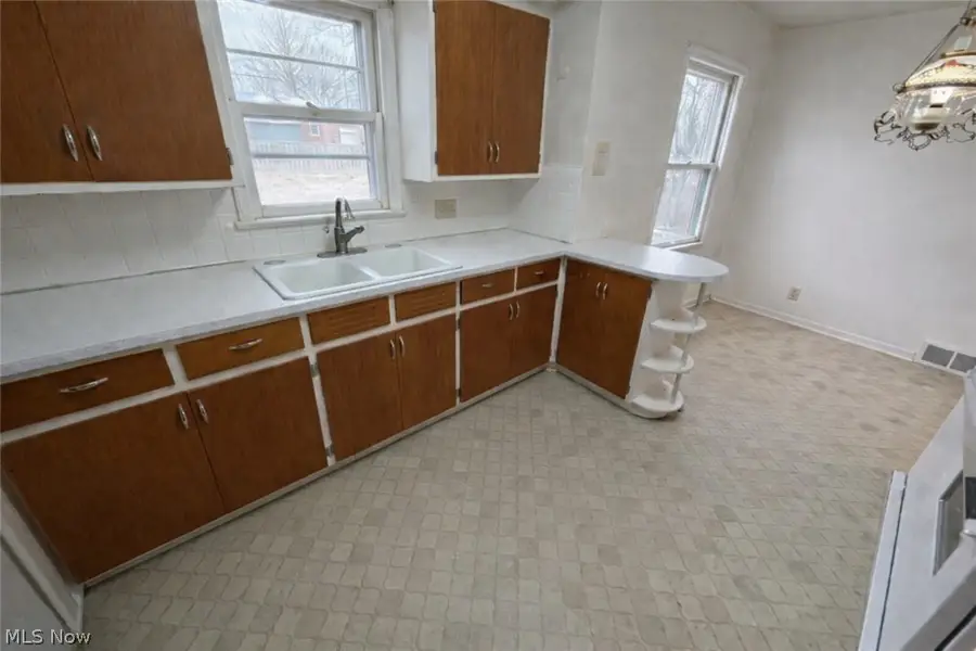 6004 Twin Lakes Drive, Parma, OH 44129 - #3