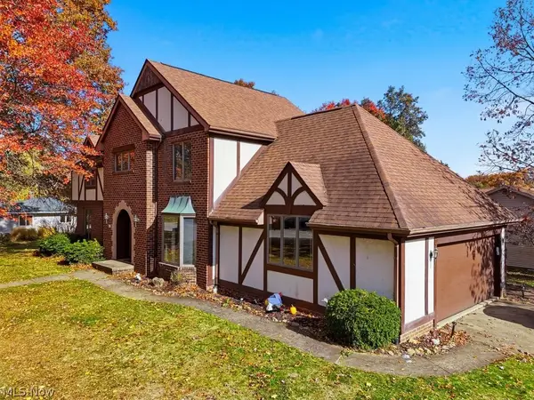 951 S Azalea Boulevard, Barberton, OH 44203