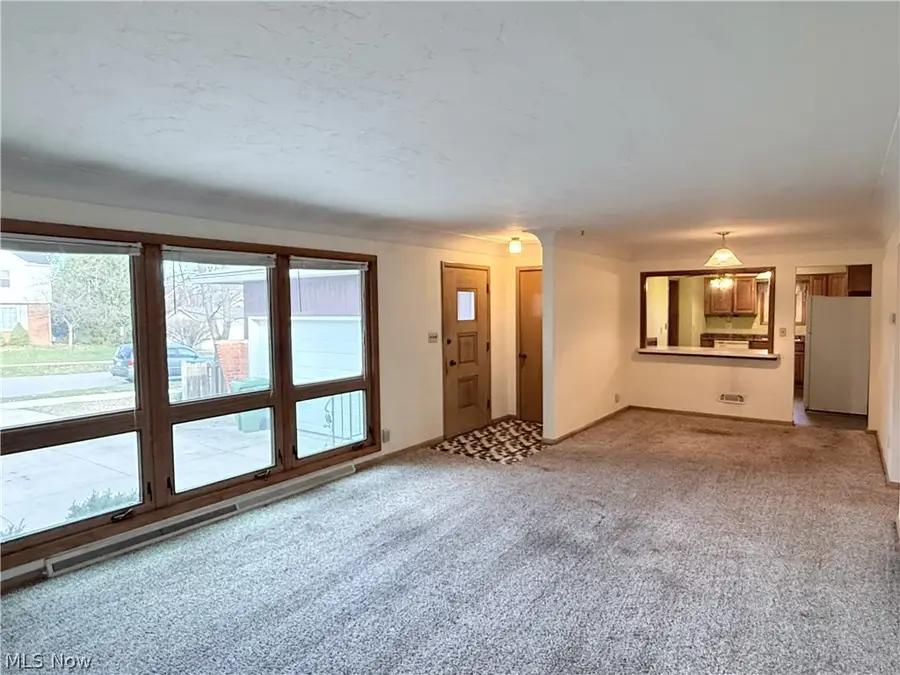 5817 Queens Highway, Parma Heights, OH 44130 - #2