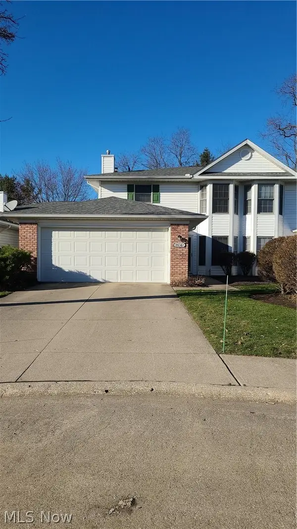 18040 Woodside N, Strongsville, OH 44149
