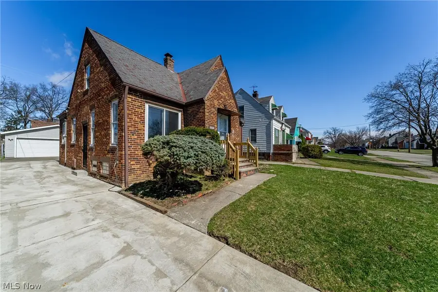 15705 Throckley Avenue, Cleveland, OH 44128 - #2