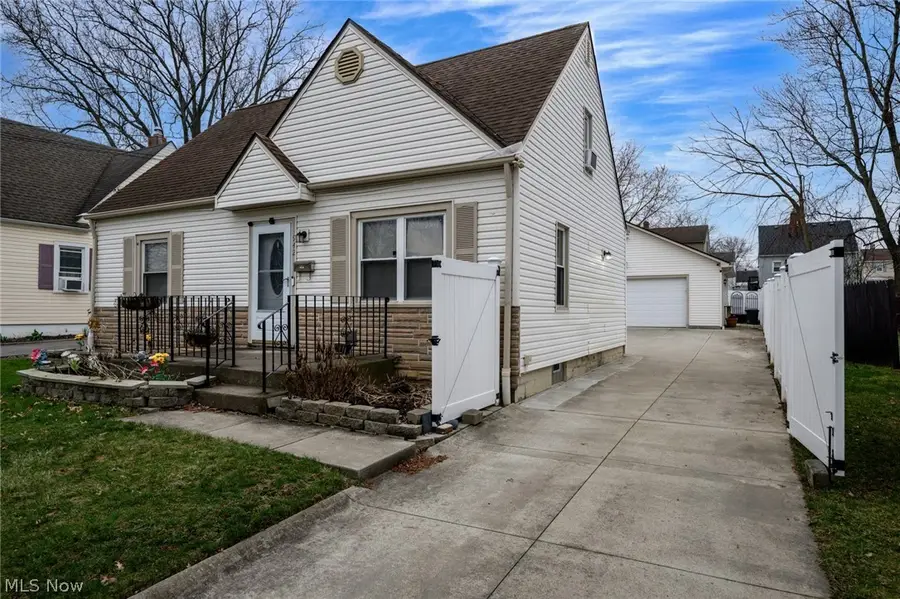 942 E Archwood Avenue, Akron, OH 44306 - #2