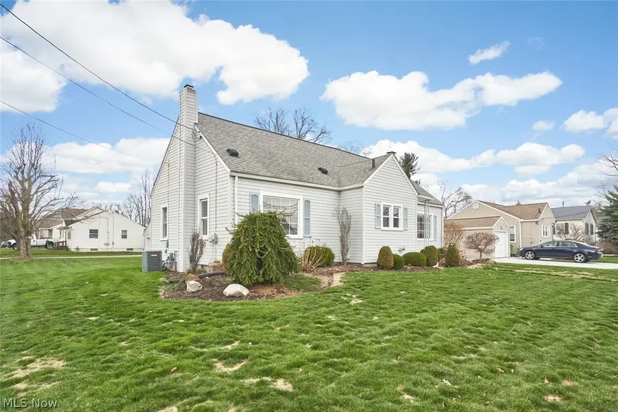 122 Fenton Avenue, Mogadore, OH 44260 - #2