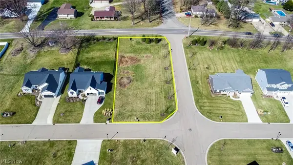 5677 Shadow Ridge Nw Circle, North Canton, OH 44720