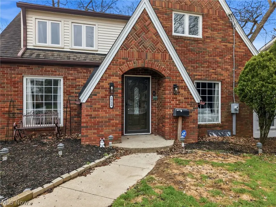 1724 Chestnut Boulevard, Cuyahoga Falls, OH 44223 - #2