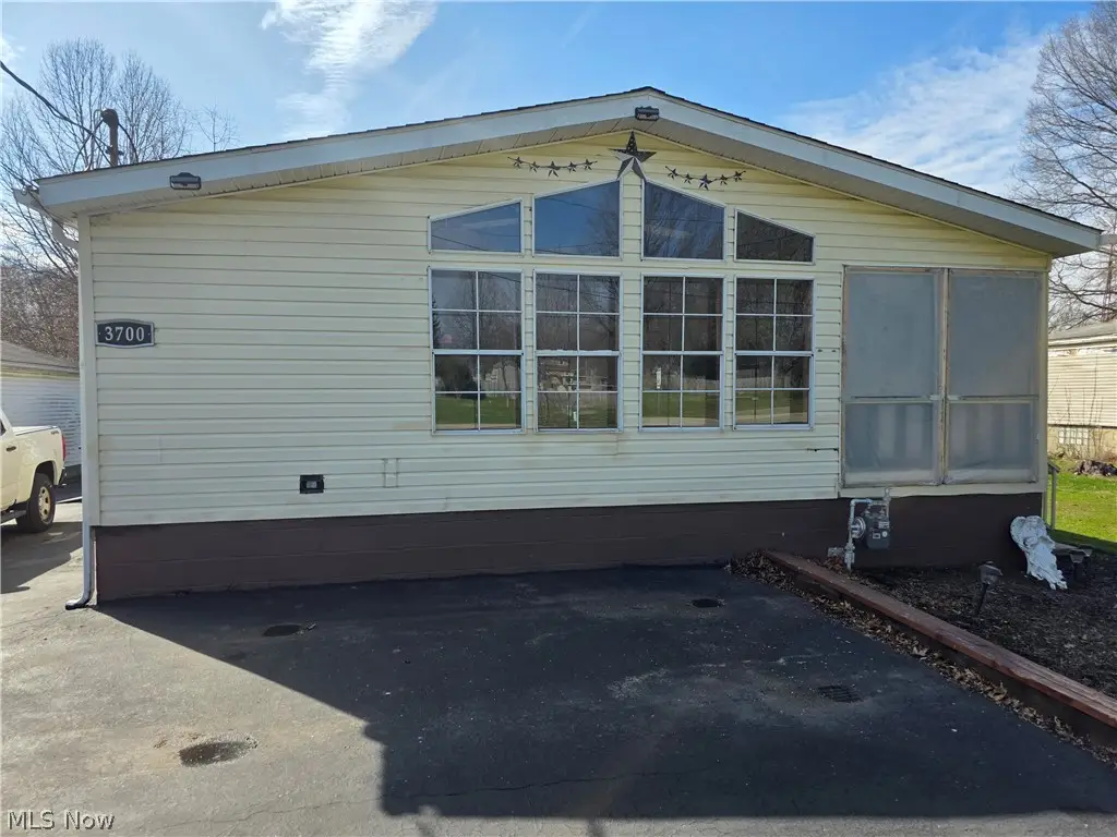 3700 Liberty Avenue, Hubbard, OH 44425 - #1