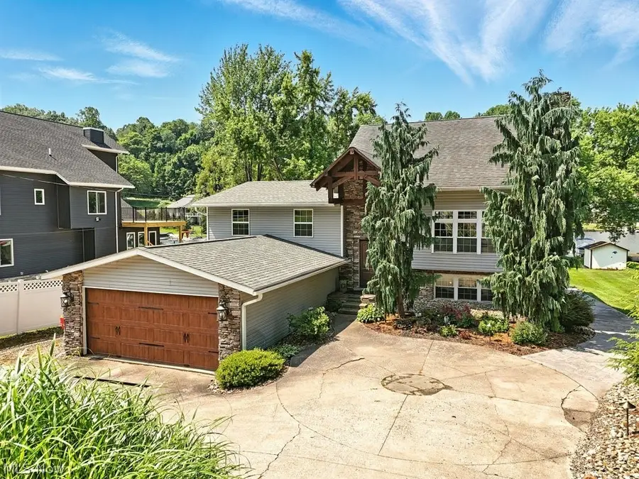 196 E Mohawk Drive, Malvern, OH 44644 - #2