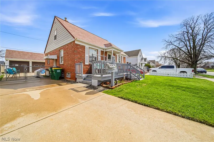 279 E 327th Street, Willowick, OH 44095 - #3
