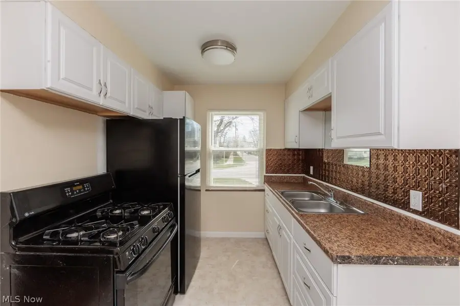 8800 Behrwald Avenue, Brooklyn, OH 44144 - #2