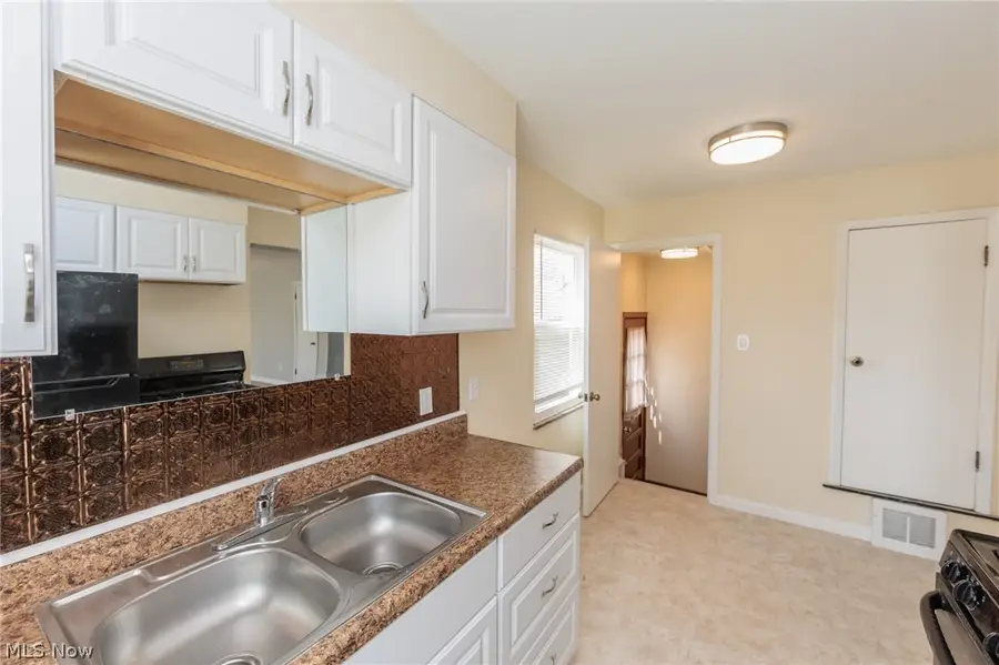 8800 Behrwald Avenue, Brooklyn, OH 44144 - #3