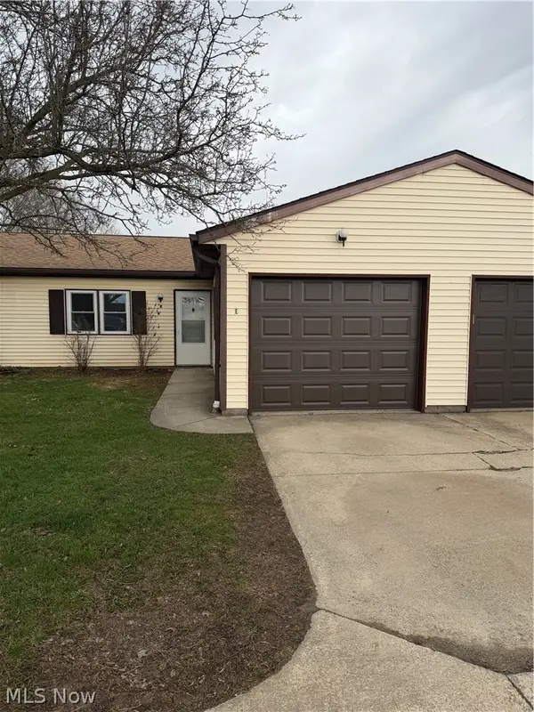 122 Royal Crest Dr, Seville, OH 44273