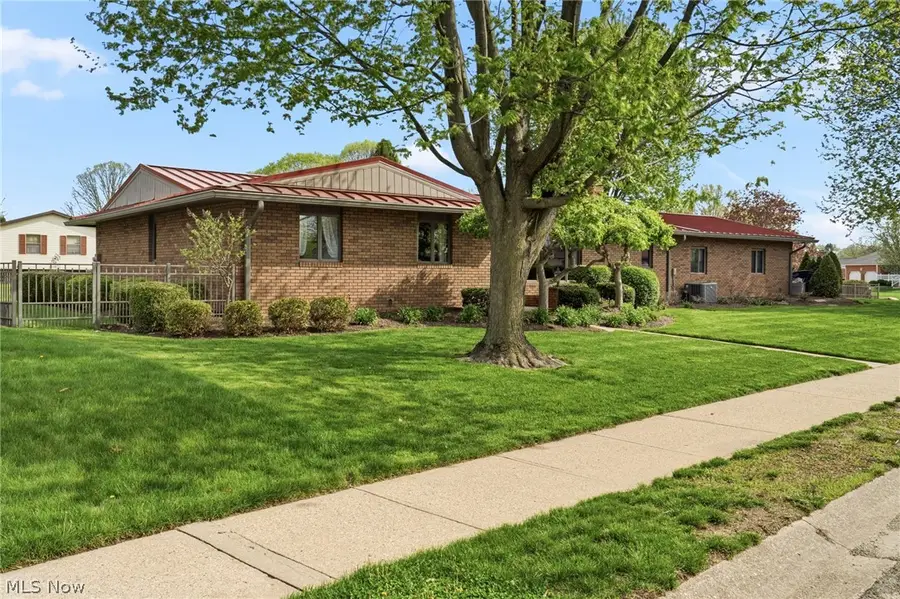 441 Stratton Sw Avenue, New Philadelphia, OH 44663 - #2