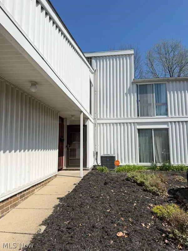 25 Sutton Place, Shaker Heights, OH 44120