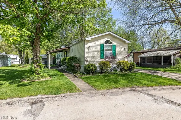 9 Overland Drive, Olmsted Twp, OH 44138