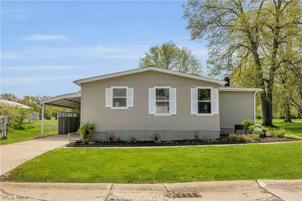 17 Trolleyview Lane, Olmsted Twp, OH 44138